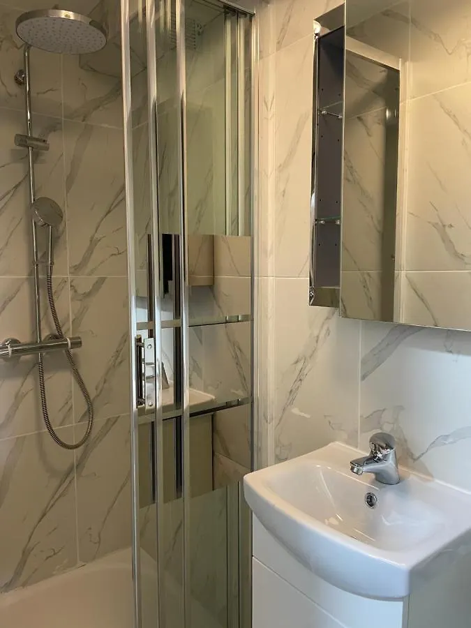 Homestay One Bedroom In Poole With A Private Shower & Kitchenette