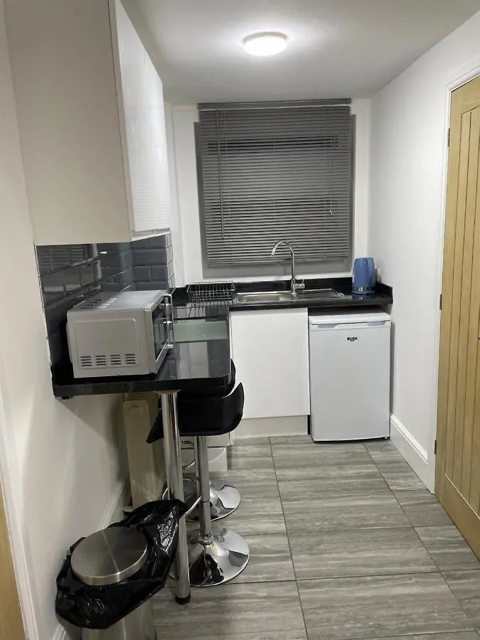 One Bedroom In Poole With A Private Shower & Kitchenette